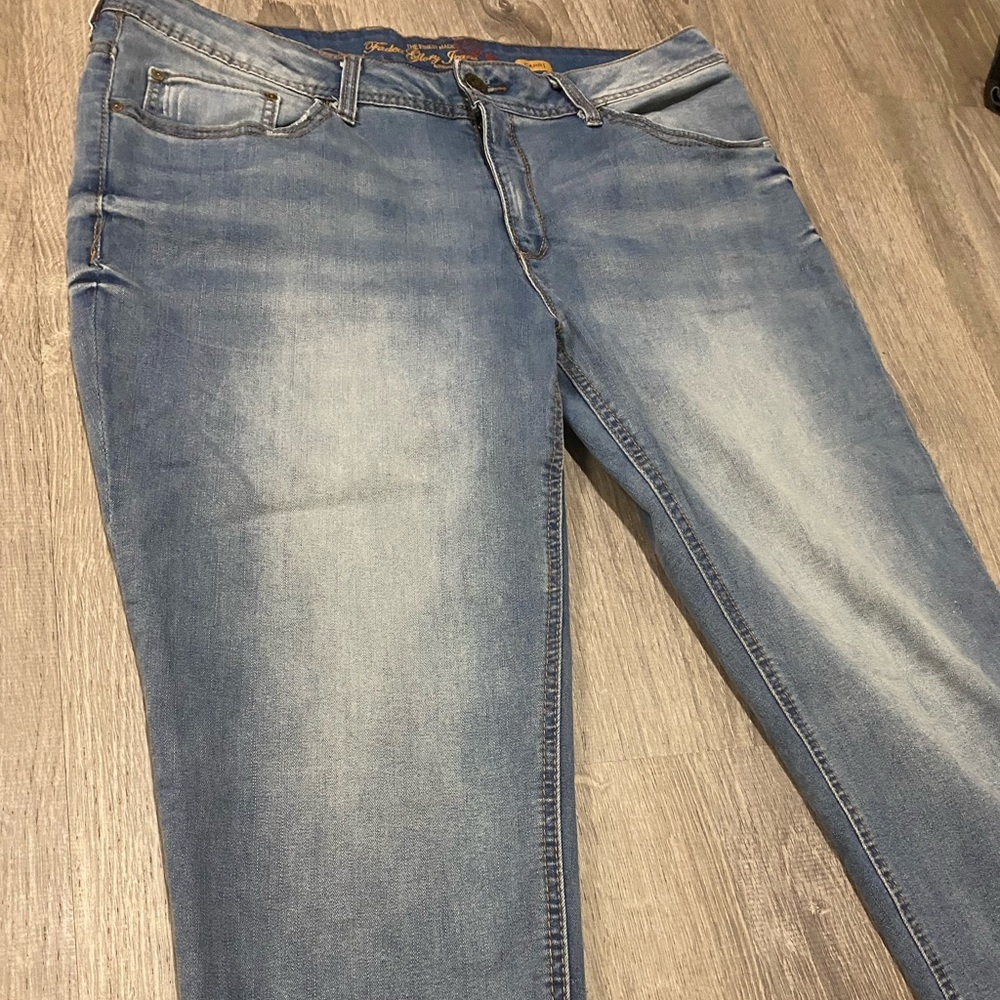 Faded Glory Denim Capri Pants Size 18 Medium Wash Relaxed Fit Cuffed Stretch - Picture 10 of 10